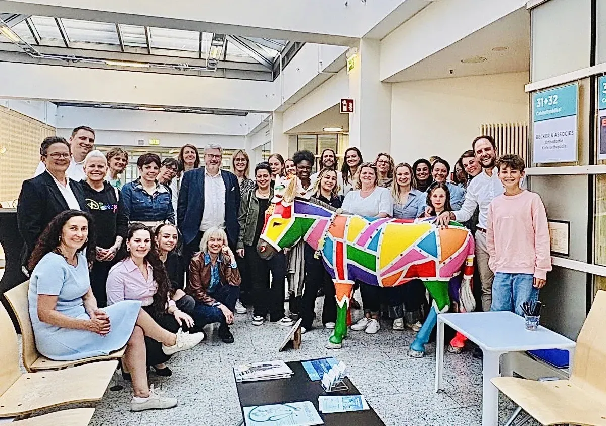 Das gesamte Team von Becker & Associés im Atrium der Praxis versammelt