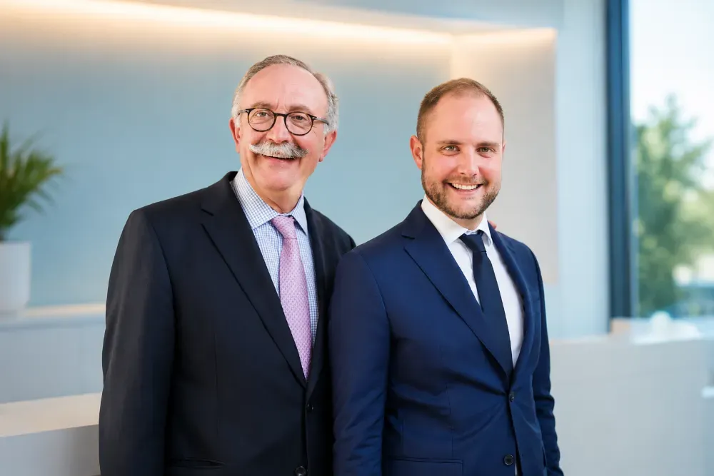 Zwei Generationen von Behandlern bei Becker & Associés, in den Räumen der Praxis